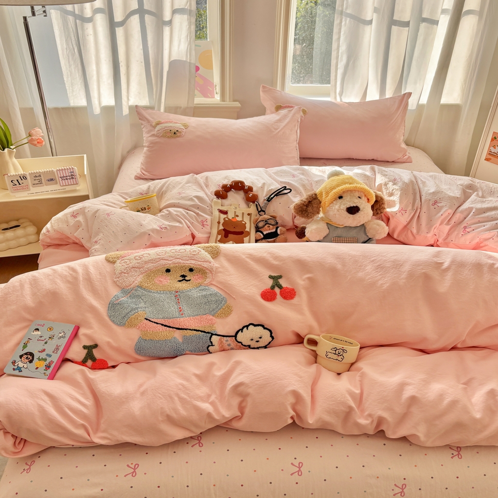 91家纺网 家纺一手货源 找家纺 色鬼布艺高端家居主号 2026新款古法毛巾绣四件套 樱桃小熊-粉