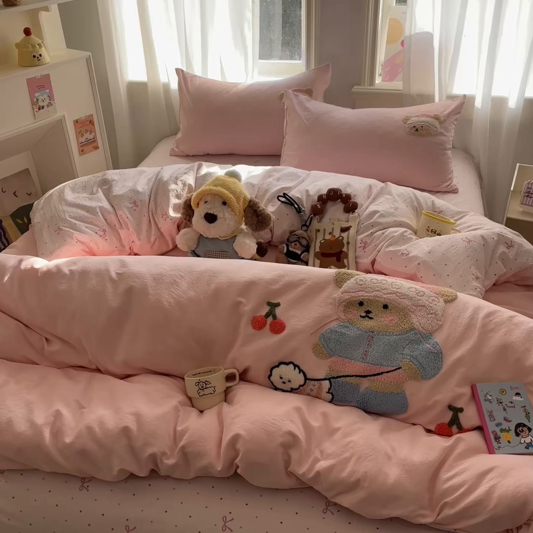 91家纺网 家纺一手货源 找家纺 色鬼布艺高端家居主号 2026新款古法毛巾绣四件套 樱桃小熊-粉