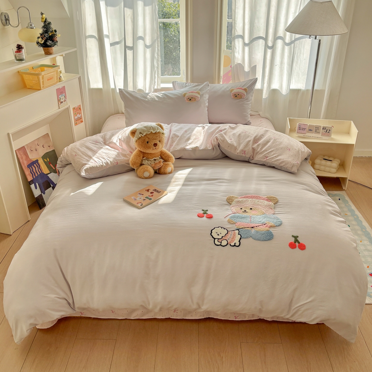 91家纺网 家纺一手货源 找家纺 色鬼布艺高端家居主号 2026新款古法毛巾绣四件套 樱桃小熊-灰