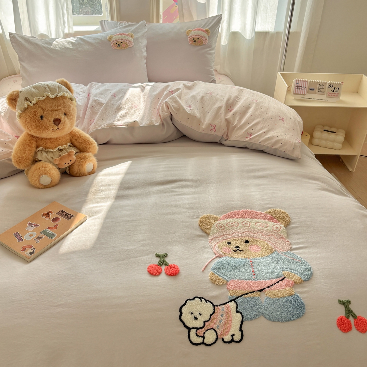 91家纺网 家纺一手货源 找家纺 色鬼布艺高端家居主号 2026新款古法毛巾绣四件套 樱桃小熊-灰