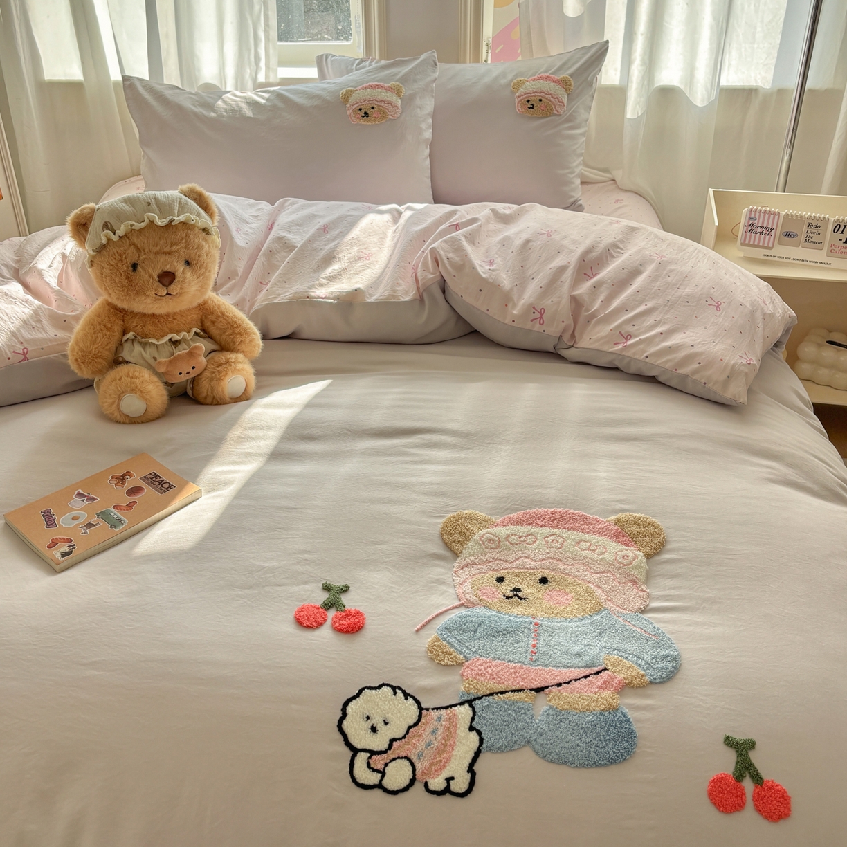 91家纺网 家纺一手货源 找家纺 色鬼布艺高端家居主号 2026新款古法毛巾绣四件套 樱桃小熊-灰