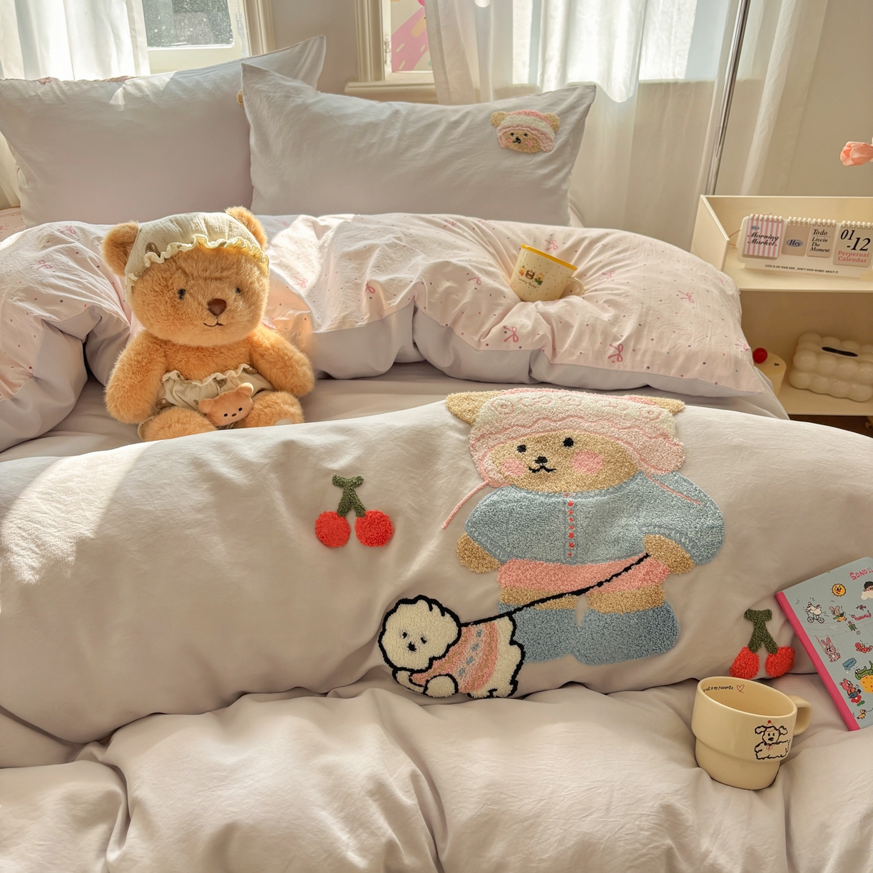 91家纺网 家纺一手货源 找家纺 色鬼布艺高端家居主号 2026新款古法毛巾绣四件套 樱桃小熊-灰