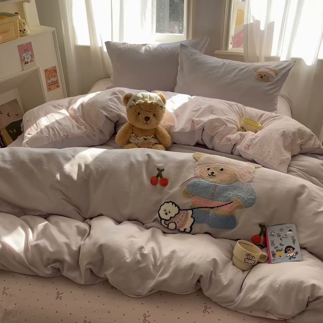 91家纺网 家纺一手货源 找家纺 色鬼布艺高端家居主号 2026新款古法毛巾绣四件套 樱桃小熊-灰