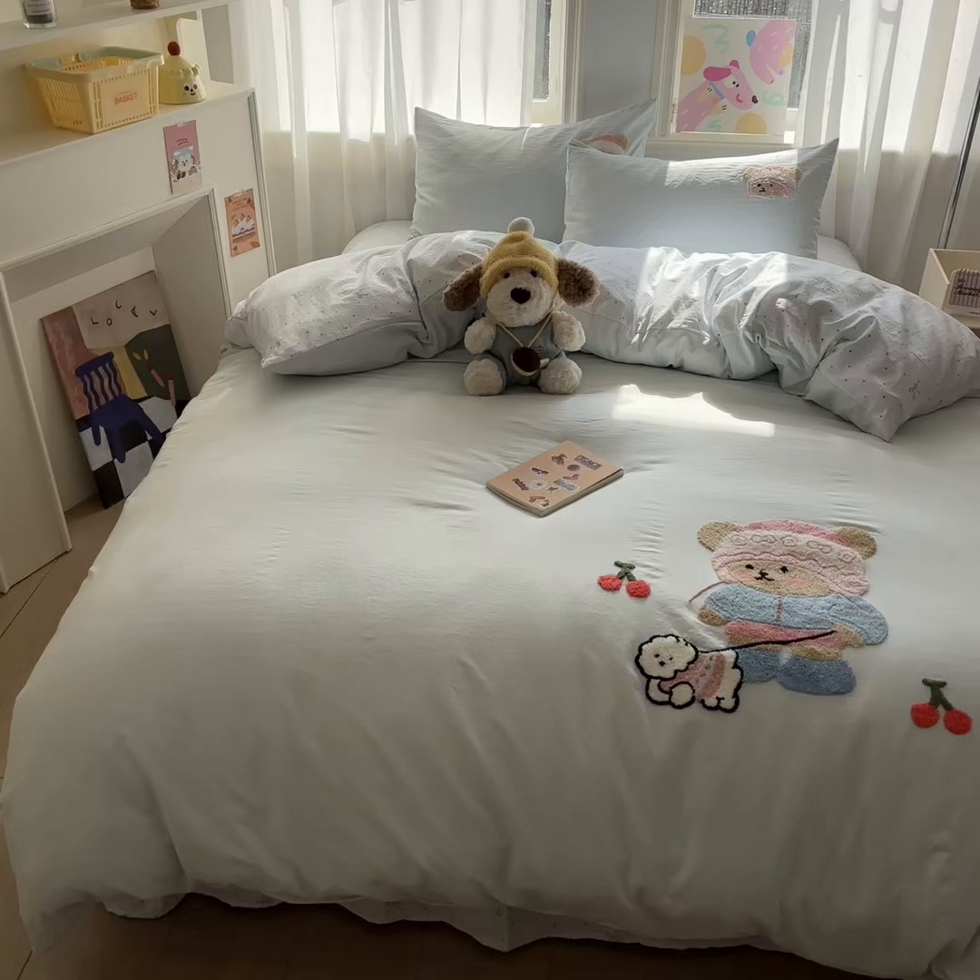 91家纺网 家纺一手货源 找家纺 色鬼布艺高端家居主号 2026新款古法毛巾绣四件套 樱桃小熊-蓝