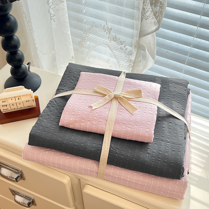 91家纺网 家纺一手货源 找家纺 优承佳生活馆 2026新款软糯双拼泡芙纱四件套 樱花粉+暗夜灰