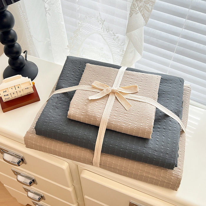 91家纺网 家纺一手货源 找家纺 优承佳生活馆 2026新款软糯双拼泡芙纱四件套 浅卡其+暗夜灰