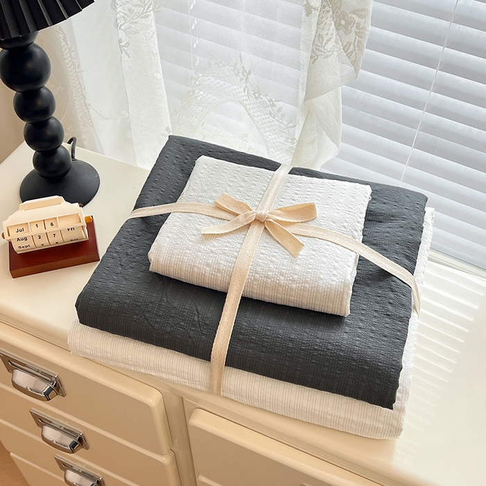 91家纺网 家纺一手货源 找家纺 优承佳生活馆 2026新款软糯双拼泡芙纱四件套 奶油白+暗夜灰