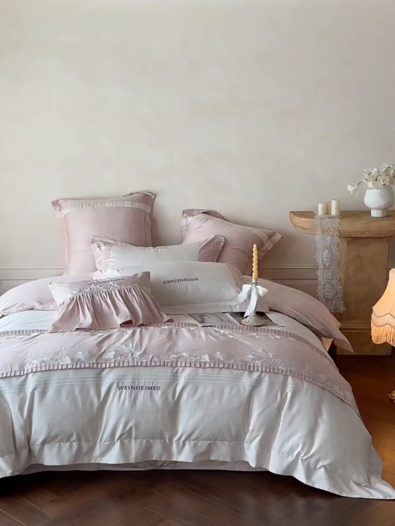 91家纺网 家纺一手货源 找家纺 （总）祺瑞佳家纺 2026新款100%双面纯棉法式刺绣花四件套全棉四季款床单床笠-恬蜜光年场景一