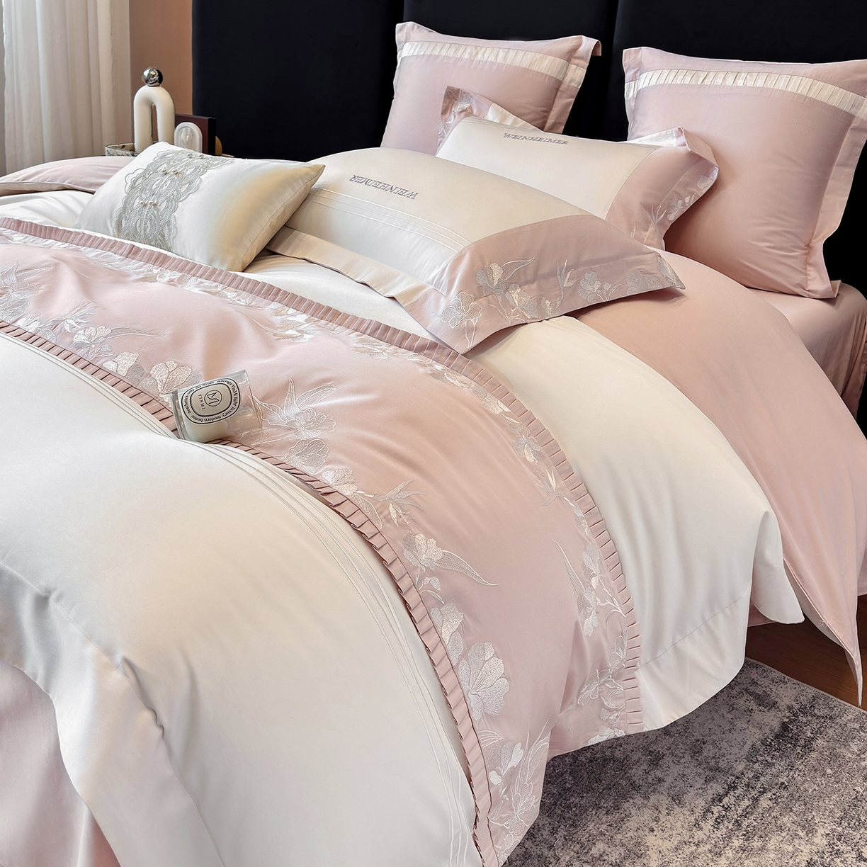 91家纺网 家纺一手货源 找家纺 （总）祺瑞佳家纺 2026新款100%双面纯棉法式刺绣花四件套全棉四季款床单床笠-恬蜜光年 场景二