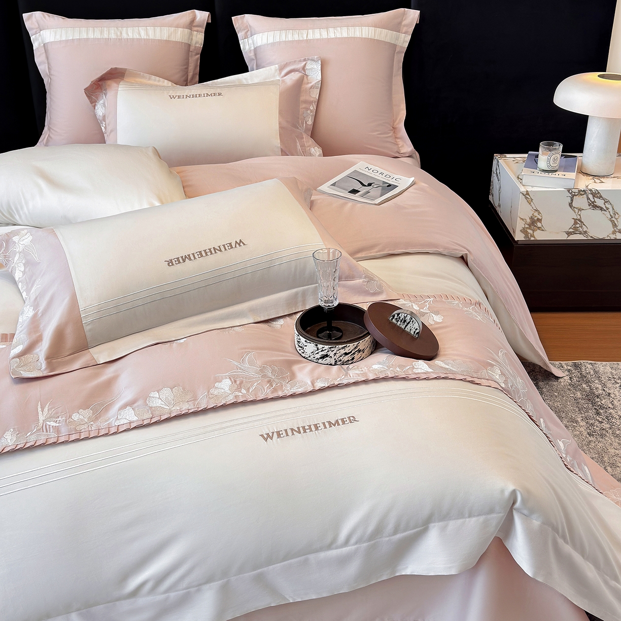 91家纺网 家纺一手货源 找家纺 （总）祺瑞佳家纺 2026新款100%双面纯棉法式刺绣花四件套全棉四季款床单床笠-恬蜜光年 场景二