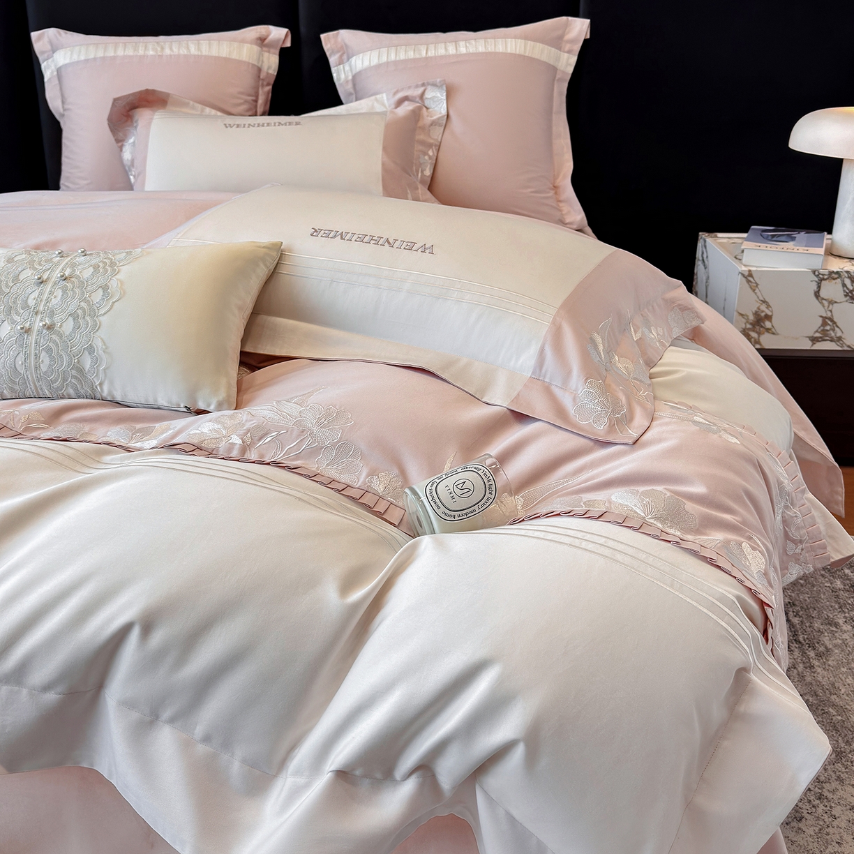 91家纺网 家纺一手货源 找家纺 （总）祺瑞佳家纺 2026新款100%双面纯棉法式刺绣花四件套全棉四季款床单床笠-恬蜜光年 场景二