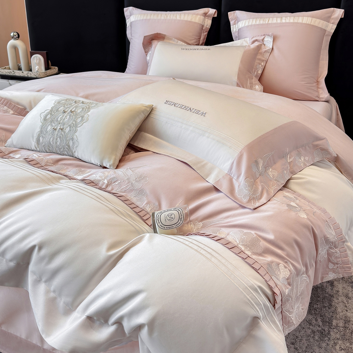 91家纺网 家纺一手货源 找家纺 （总）祺瑞佳家纺 2026新款100%双面纯棉法式刺绣花四件套全棉四季款床单床笠-恬蜜光年 场景二