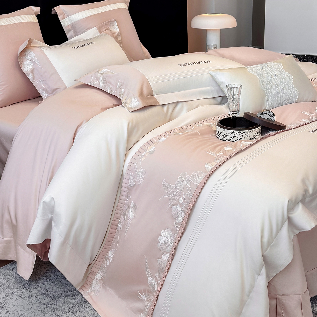 91家纺网 家纺一手货源 找家纺 （总）祺瑞佳家纺 2026新款100%双面纯棉法式刺绣花四件套全棉四季款床单床笠-恬蜜光年 场景二