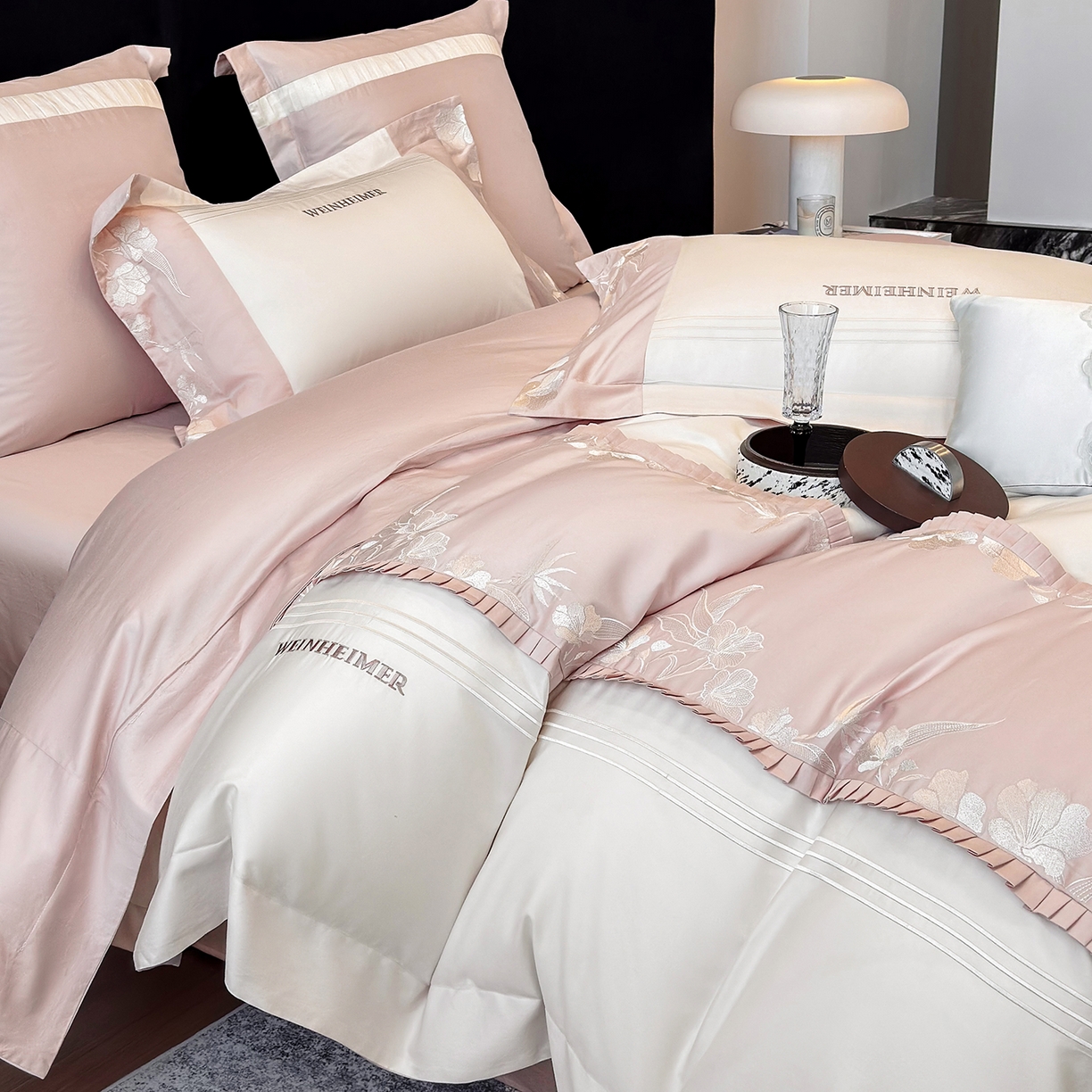 91家纺网 家纺一手货源 找家纺 （总）祺瑞佳家纺 2026新款100%双面纯棉法式刺绣花四件套全棉四季款床单床笠-恬蜜光年 场景二