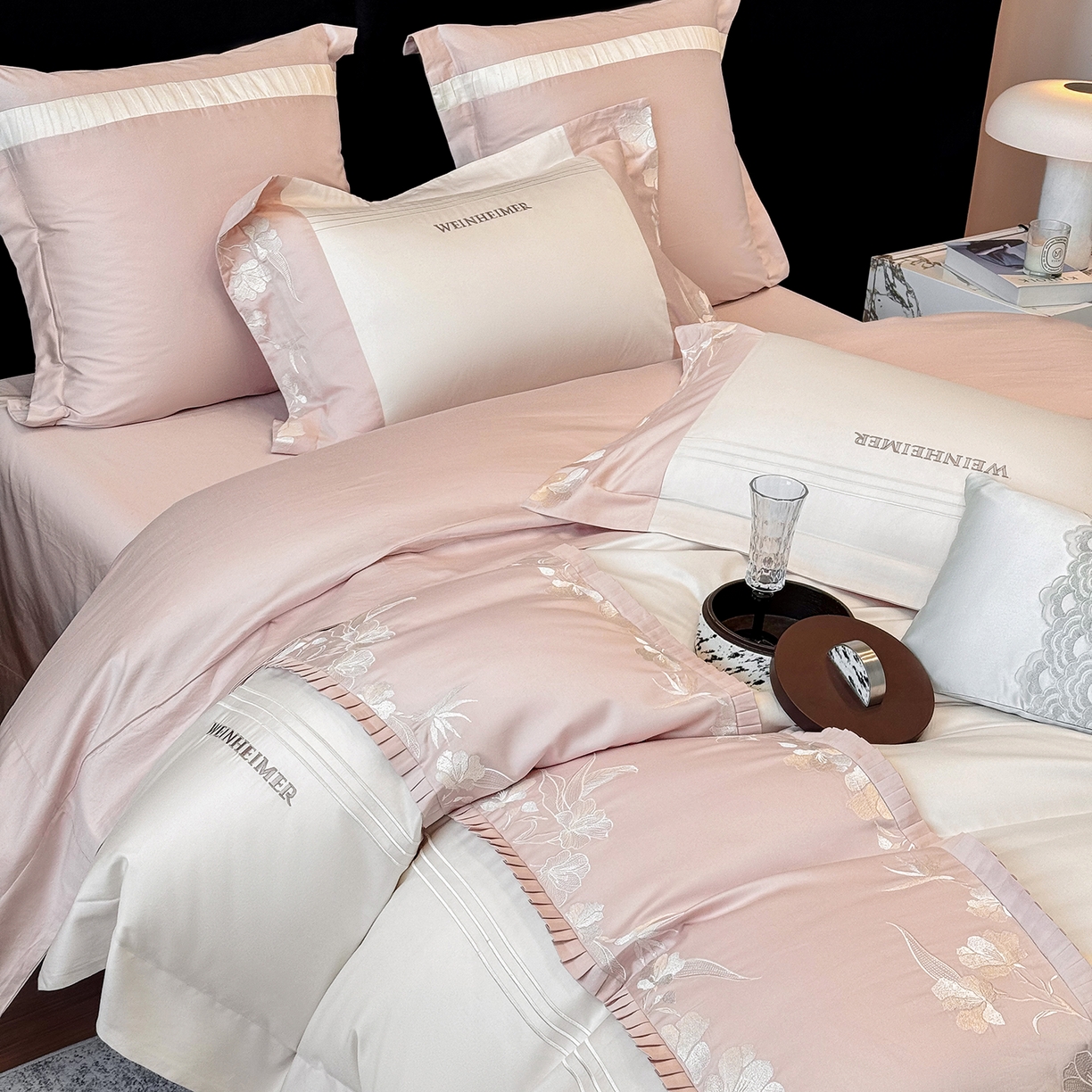 91家纺网 家纺一手货源 找家纺 （总）祺瑞佳家纺 2026新款100%双面纯棉法式刺绣花四件套全棉四季款床单床笠-恬蜜光年 场景二