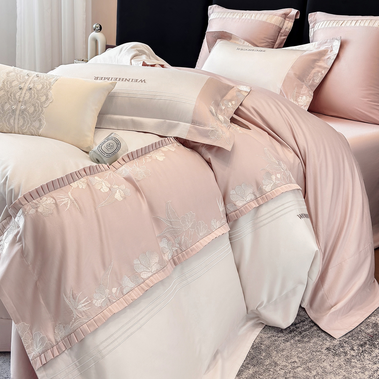 91家纺网 家纺一手货源 找家纺 （总）祺瑞佳家纺 2026新款100%双面纯棉法式刺绣花四件套全棉四季款床单床笠-恬蜜光年 场景二