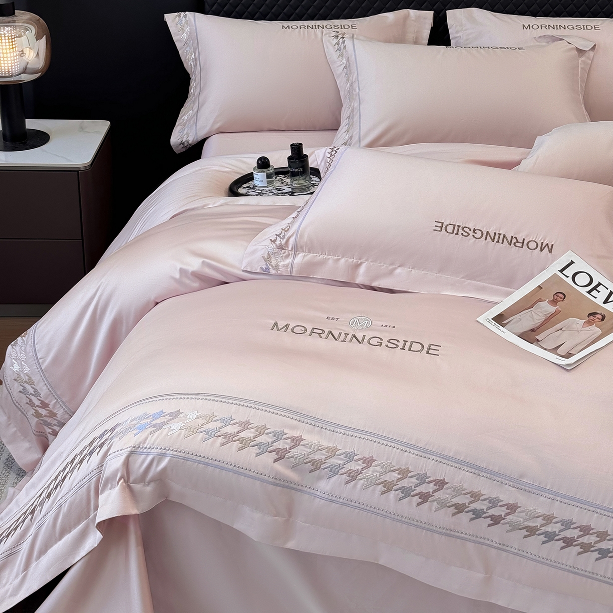 91家纺网 家纺一手货源 找家纺 （总）优眠坊 2026春夏新款高档礼盒装5050S贡缎长绒棉刺绣四件套100%纯棉全棉轻奢床品-千鸟格