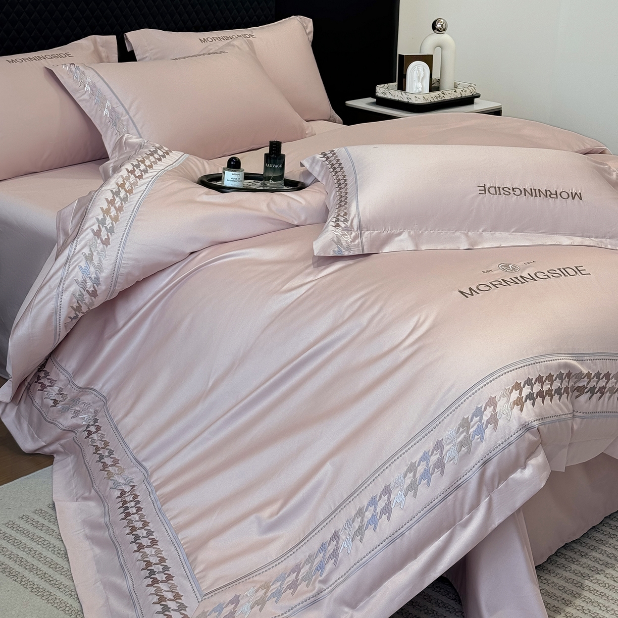 91家纺网 家纺一手货源 找家纺 （总）优眠坊 2026春夏新款高档礼盒装5050S贡缎长绒棉刺绣四件套100%纯棉全棉轻奢床品-千鸟格