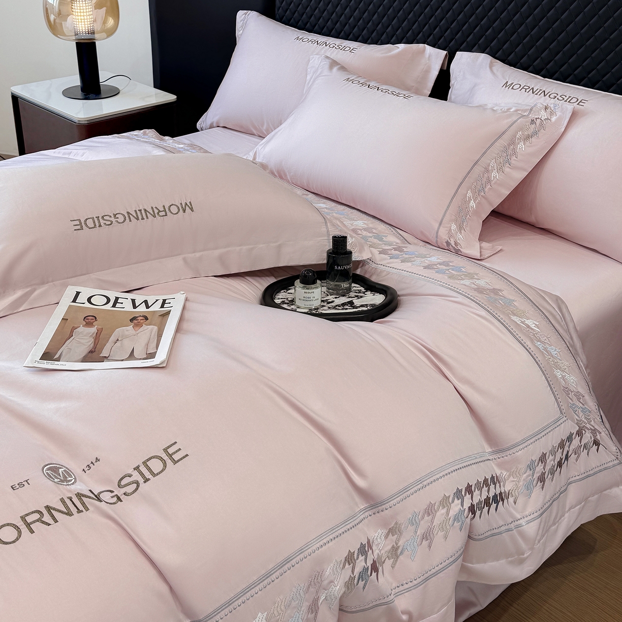 91家纺网 家纺一手货源 找家纺 优眠坊 2026春夏新款高档礼盒装5050S贡缎长绒棉刺绣四件套100%纯棉全棉轻奢床品-千鸟格 千鸟格-粉