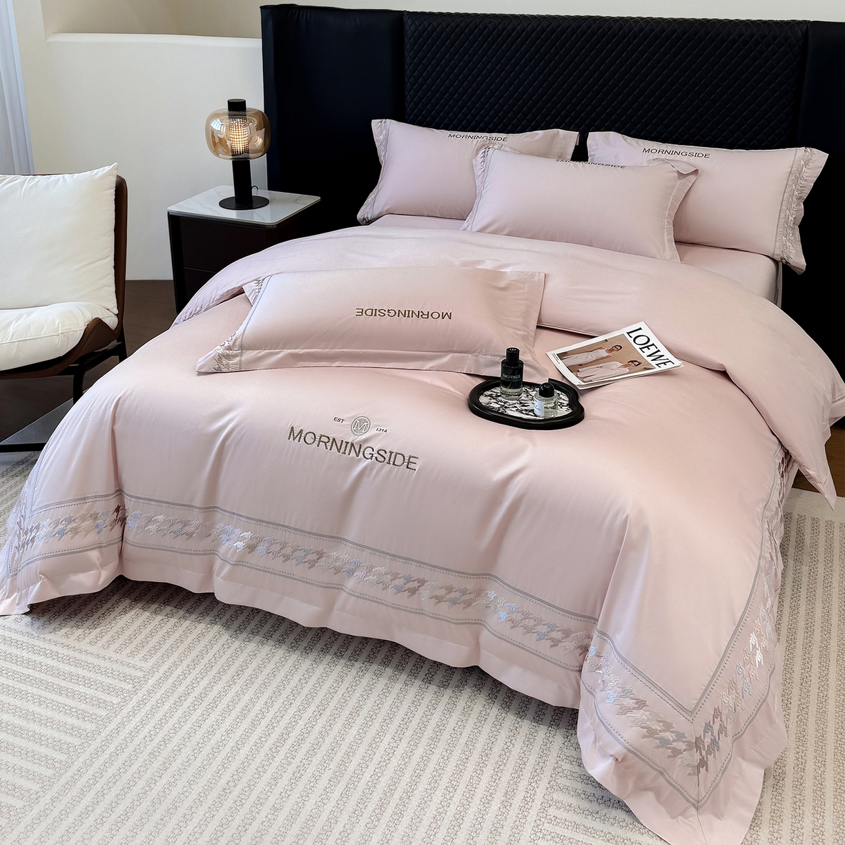 91家纺网 家纺一手货源 找家纺 优眠坊 2026春夏新款高档礼盒装5050S贡缎长绒棉刺绣四件套100%纯棉全棉轻奢床品-千鸟格 千鸟格-粉