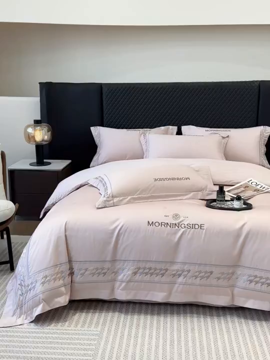 91家纺网 家纺一手货源 找家纺 （总）优眠坊 2026春夏新款高档礼盒装5050S贡缎长绒棉刺绣四件套100%纯棉全棉轻奢床品-千鸟格