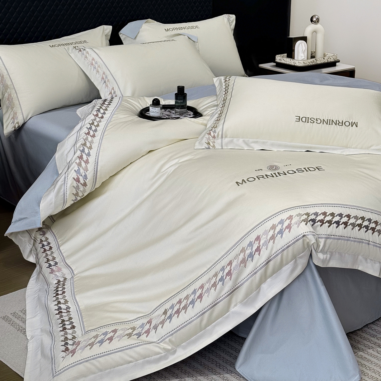 91家纺网 家纺一手货源 找家纺 优眠坊 2026春夏新款高档礼盒装5050S贡缎长绒棉刺绣四件套100%纯棉全棉轻奢床品-千鸟格 千鸟格-奶白