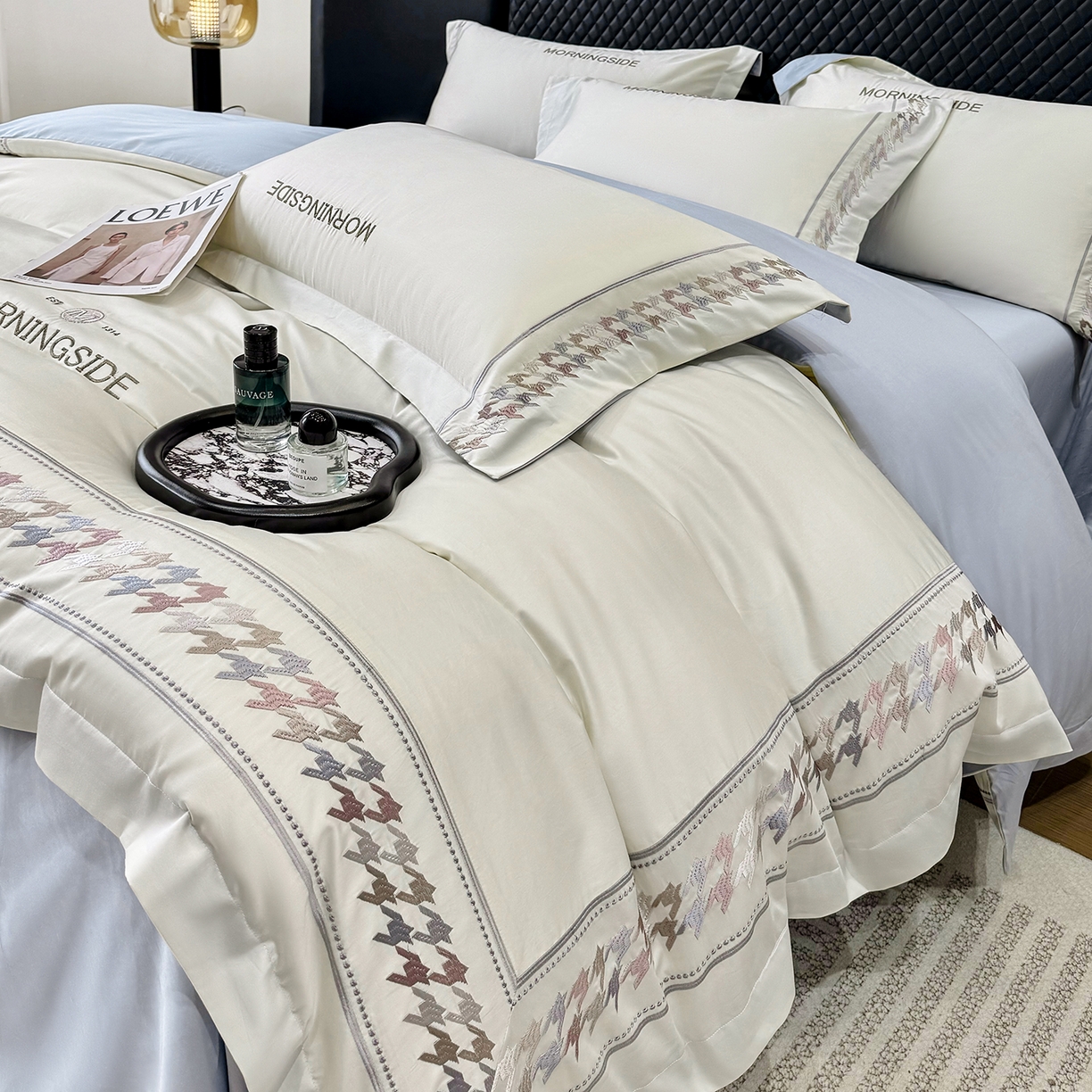 91家纺网 家纺一手货源 找家纺 优眠坊 2026春夏新款高档礼盒装5050S贡缎长绒棉刺绣四件套100%纯棉全棉轻奢床品-千鸟格 千鸟格-奶白