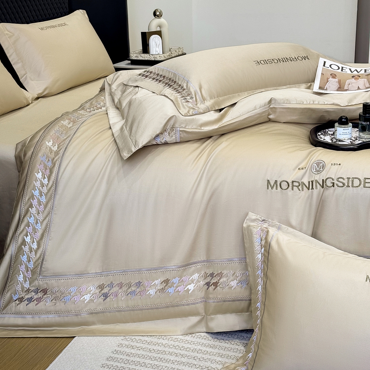 91家纺网 家纺一手货源 找家纺 优眠坊 2026春夏新款高档礼盒装5050S贡缎长绒棉刺绣四件套100%纯棉全棉轻奢床品-千鸟格 千鸟格-咖