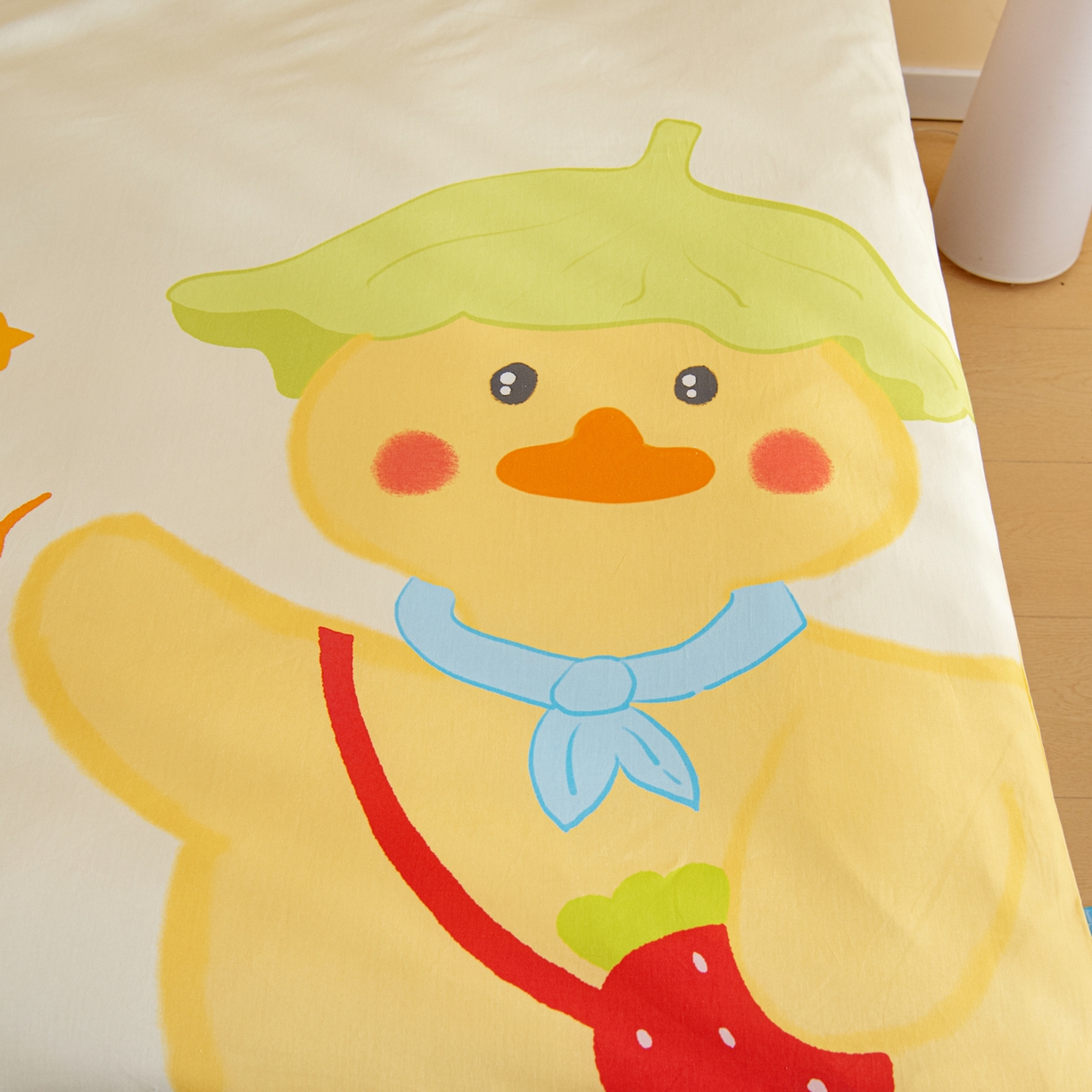 91家纺网 家纺一手货源 找家纺 御棉坊 2026新款A类40S全棉数码印花-萌萌季系列幼儿园儿童套件 萌萌草莓鸭