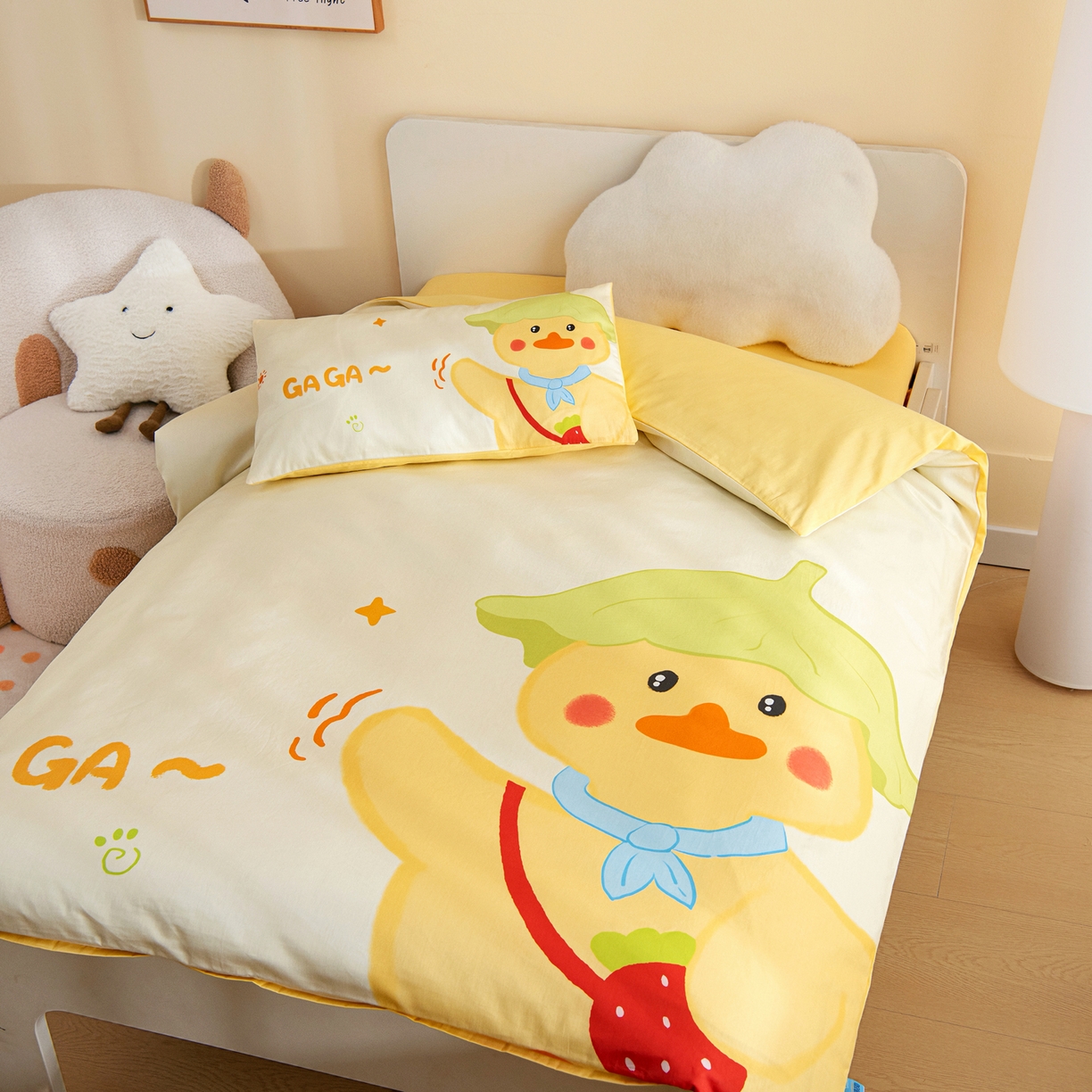 91家纺网 家纺一手货源 找家纺 御棉坊 2026新款A类40S全棉数码印花-萌萌季系列幼儿园儿童套件 萌萌草莓鸭