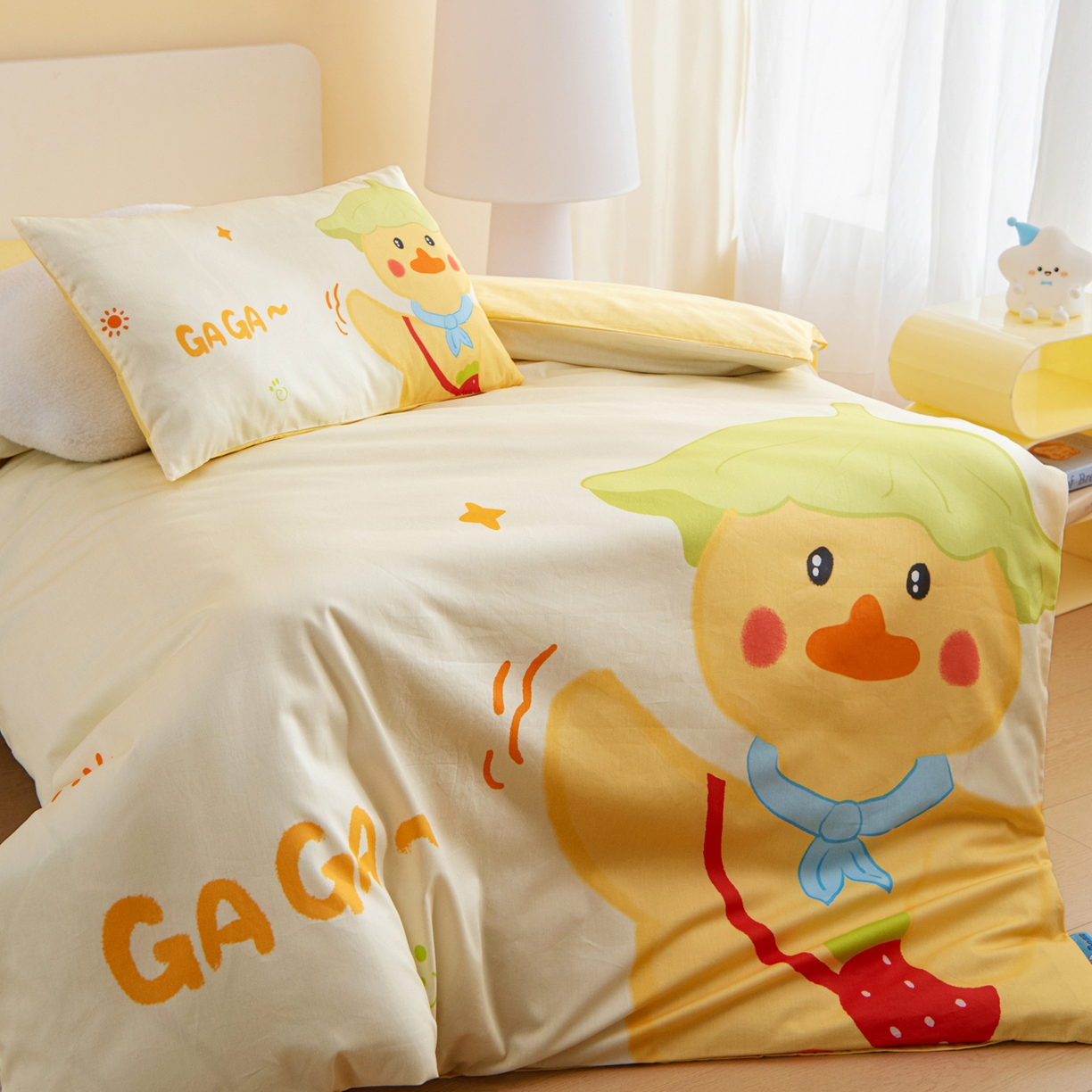 91家纺网 家纺一手货源 找家纺 御棉坊 2026新款A类40S全棉数码印花-萌萌季系列幼儿园儿童套件 萌萌草莓鸭