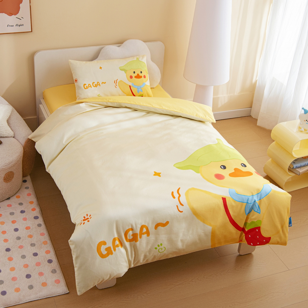 91家纺网 家纺一手货源 找家纺 御棉坊 2026新款A类40S全棉数码印花-萌萌季系列幼儿园儿童套件 萌萌草莓鸭