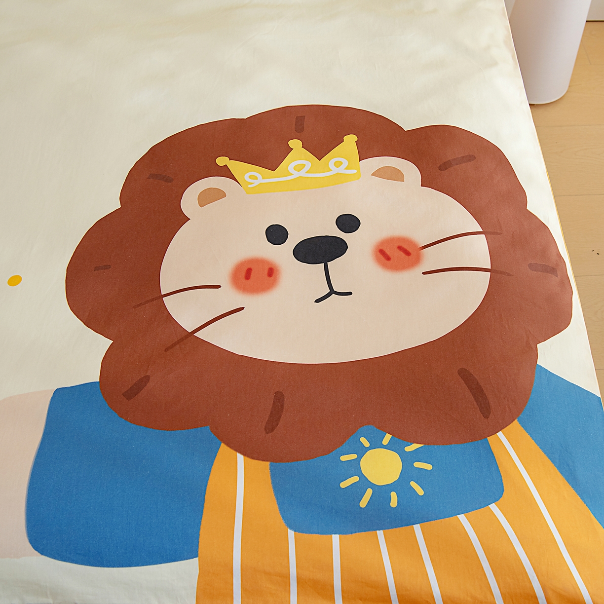 91家纺网 家纺一手货源 找家纺 御棉坊 2026新款A类40S全棉数码印花-萌萌季系列幼儿园儿童套件 萌萌狮子王