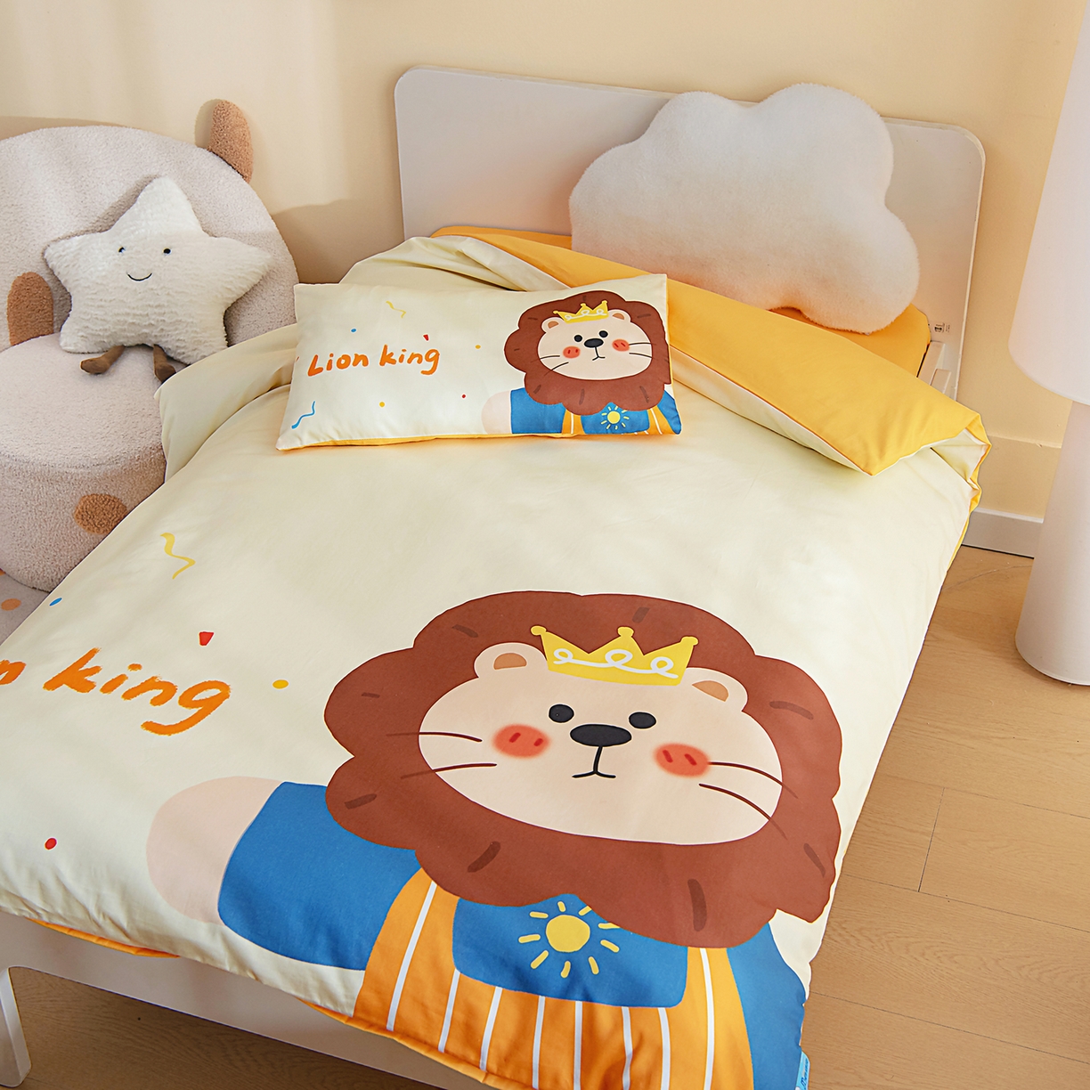 91家纺网 家纺一手货源 找家纺 御棉坊 2026新款A类40S全棉数码印花-萌萌季系列幼儿园儿童套件 萌萌狮子王