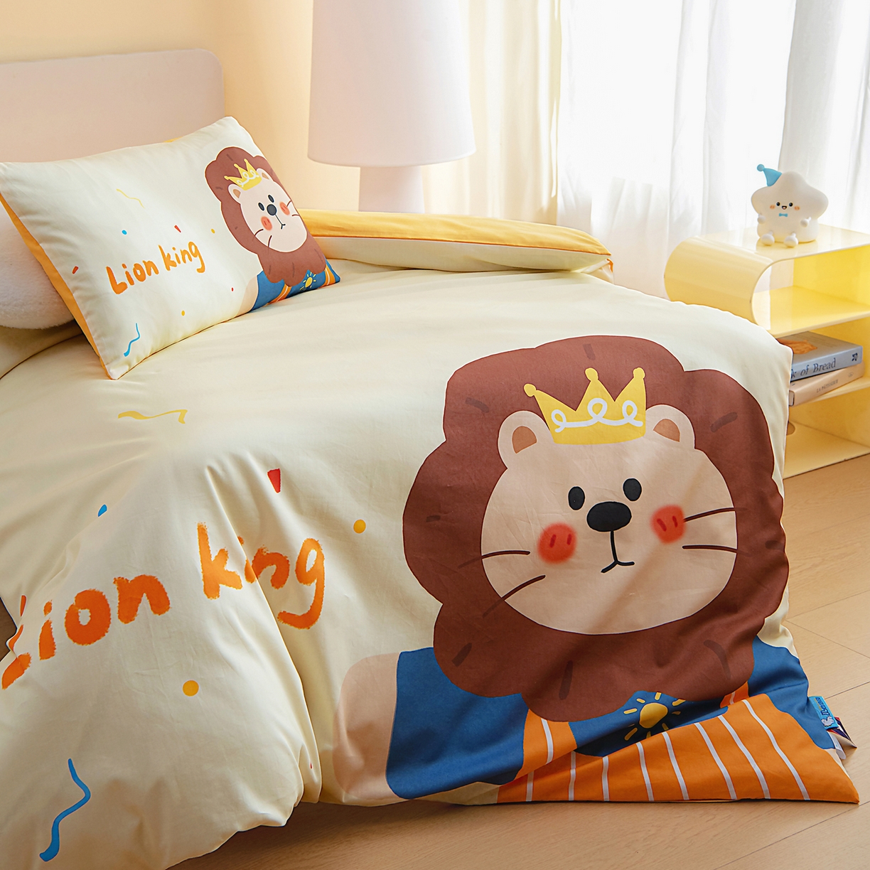 91家纺网 家纺一手货源 找家纺 御棉坊 2026新款A类40S全棉数码印花-萌萌季系列幼儿园儿童套件 萌萌狮子王