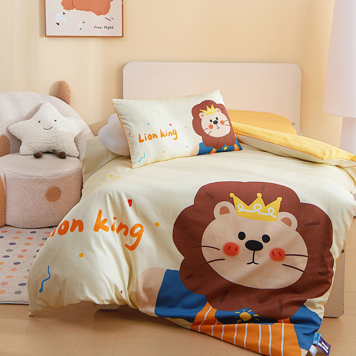 91家纺网 家纺一手货源 找家纺 御棉坊 2026新款A类40S全棉数码印花-萌萌季系列幼儿园儿童套件 萌萌狮子王