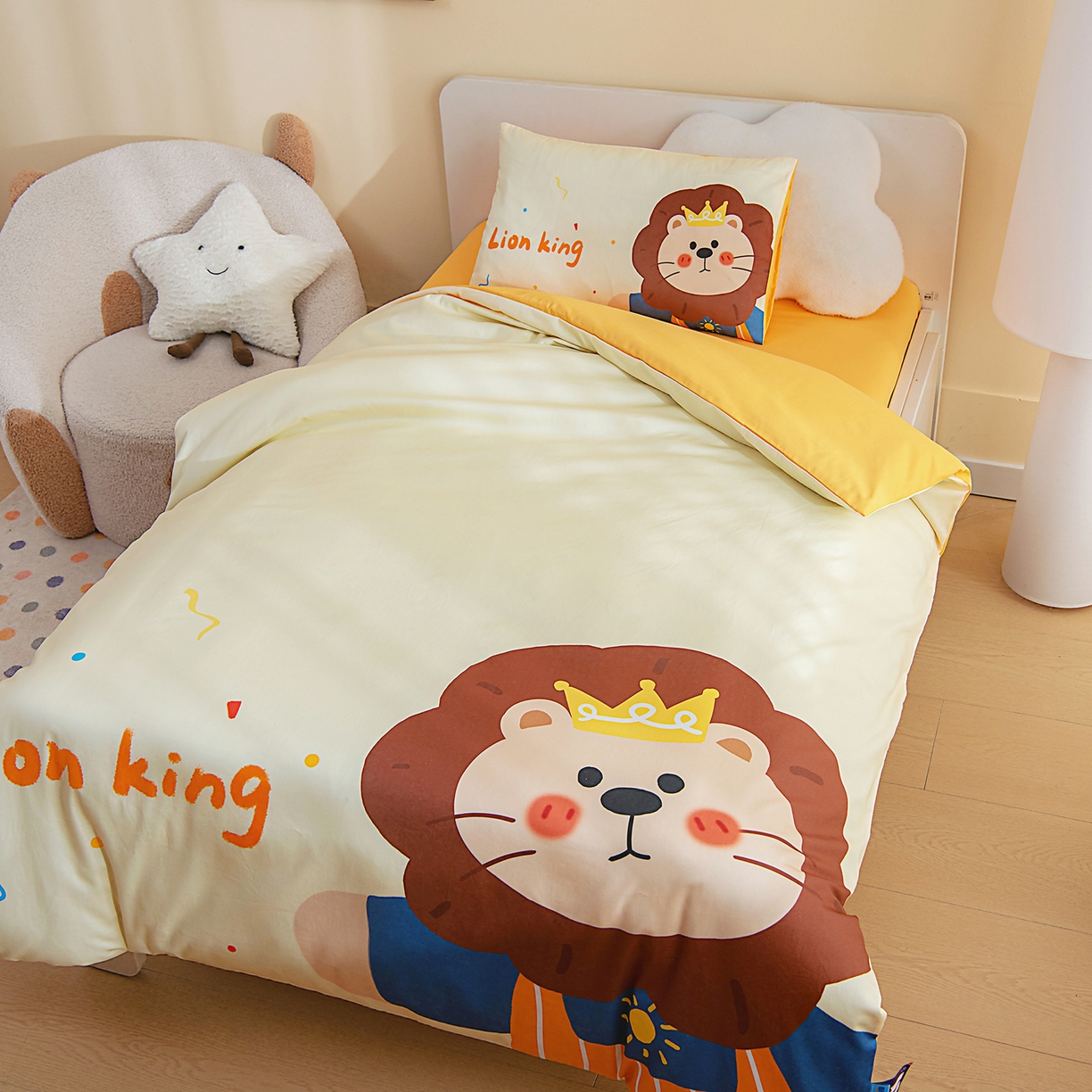 91家纺网 家纺一手货源 找家纺 御棉坊 2026新款A类40S全棉数码印花-萌萌季系列幼儿园儿童套件 萌萌狮子王