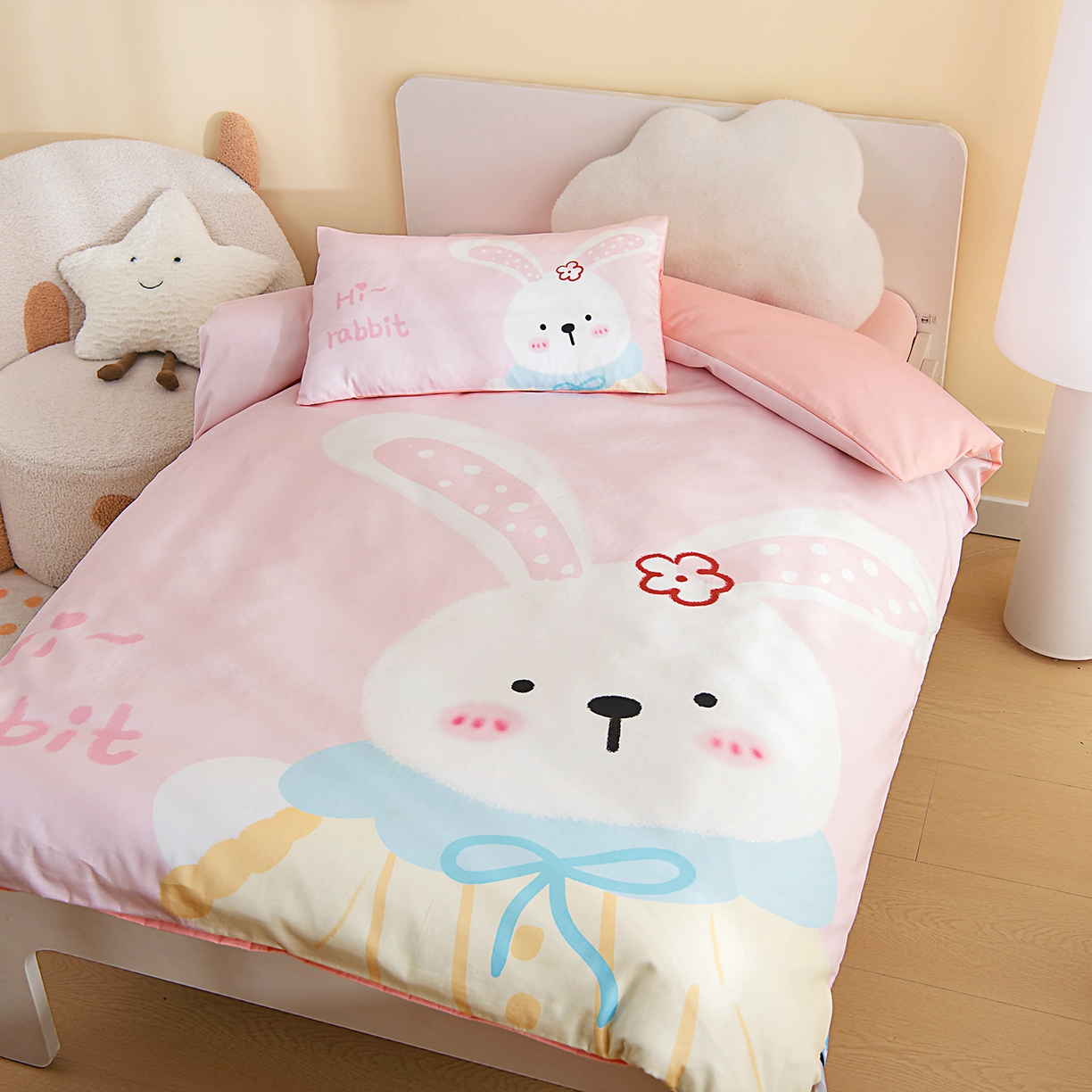 91家纺网 家纺一手货源 找家纺 御棉坊 2026新款A类40S全棉数码印花-萌萌季系列幼儿园儿童套件 萌萌小花兔