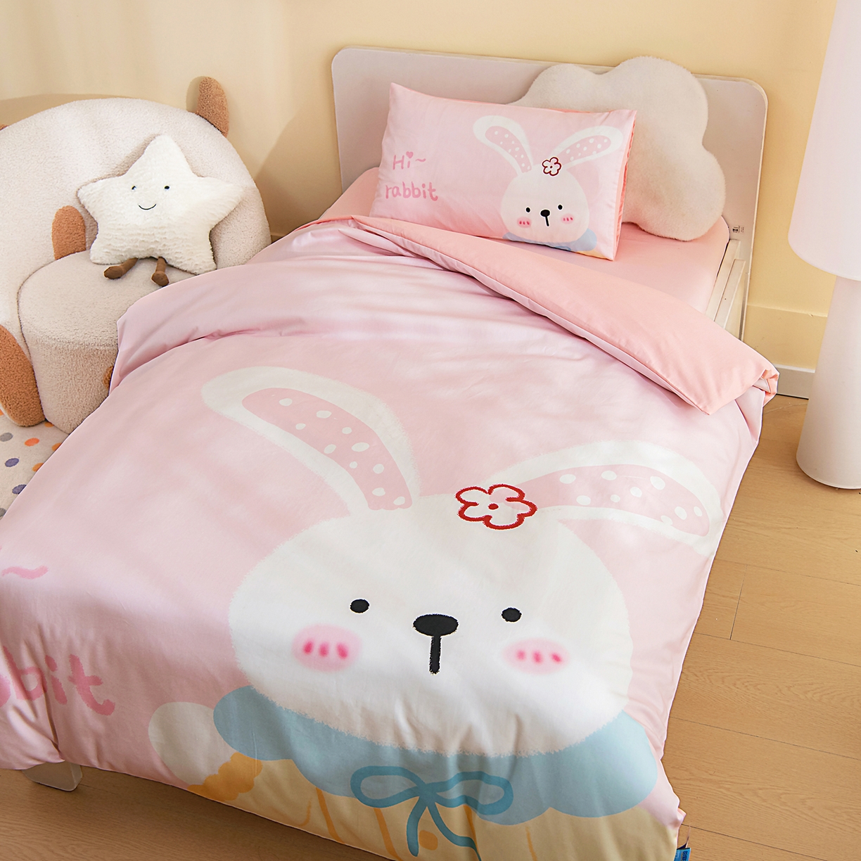 91家纺网 家纺一手货源 找家纺 御棉坊 2026新款A类40S全棉数码印花-萌萌季系列幼儿园儿童套件 萌萌小花兔