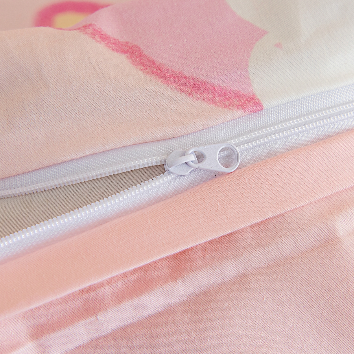 91家纺网 家纺一手货源 找家纺 御棉坊 2026新款A类40S全棉数码印花-萌萌季系列幼儿园儿童套件 萌萌小羊