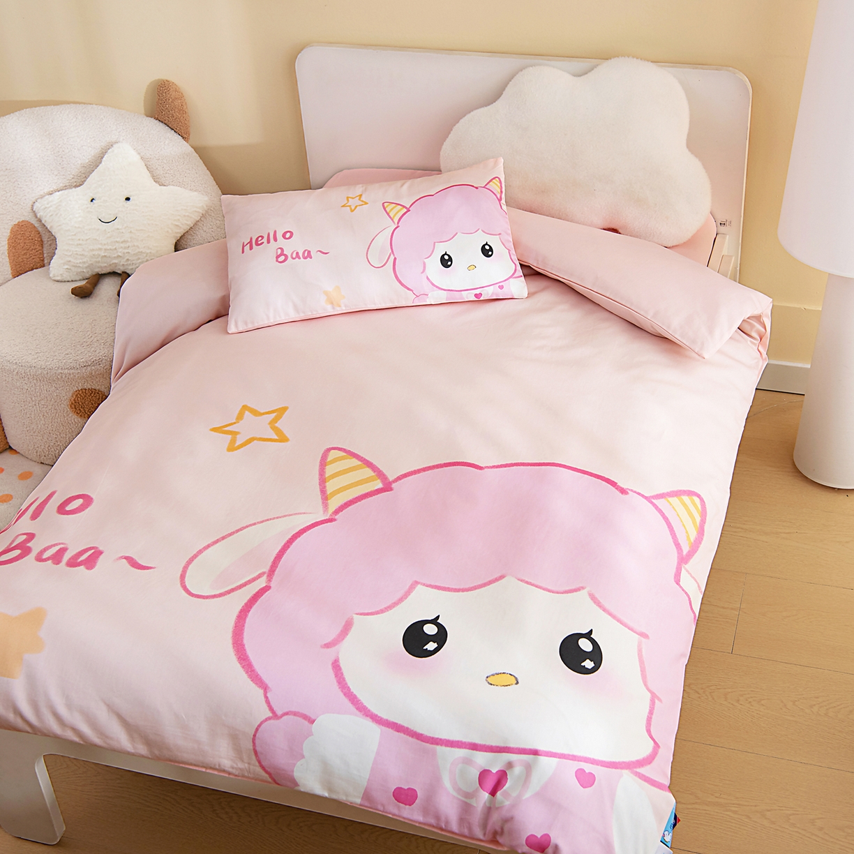 91家纺网 家纺一手货源 找家纺 御棉坊 2026新款A类40S全棉数码印花-萌萌季系列幼儿园儿童套件 萌萌小羊