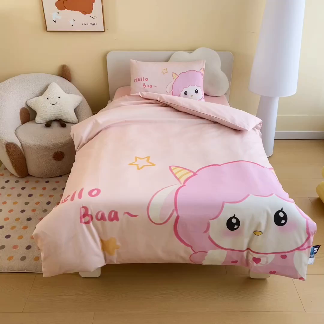 91家纺网 家纺一手货源 找家纺 御棉坊 2026新款A类40S全棉数码印花-萌萌季系列幼儿园儿童套件 萌萌小羊