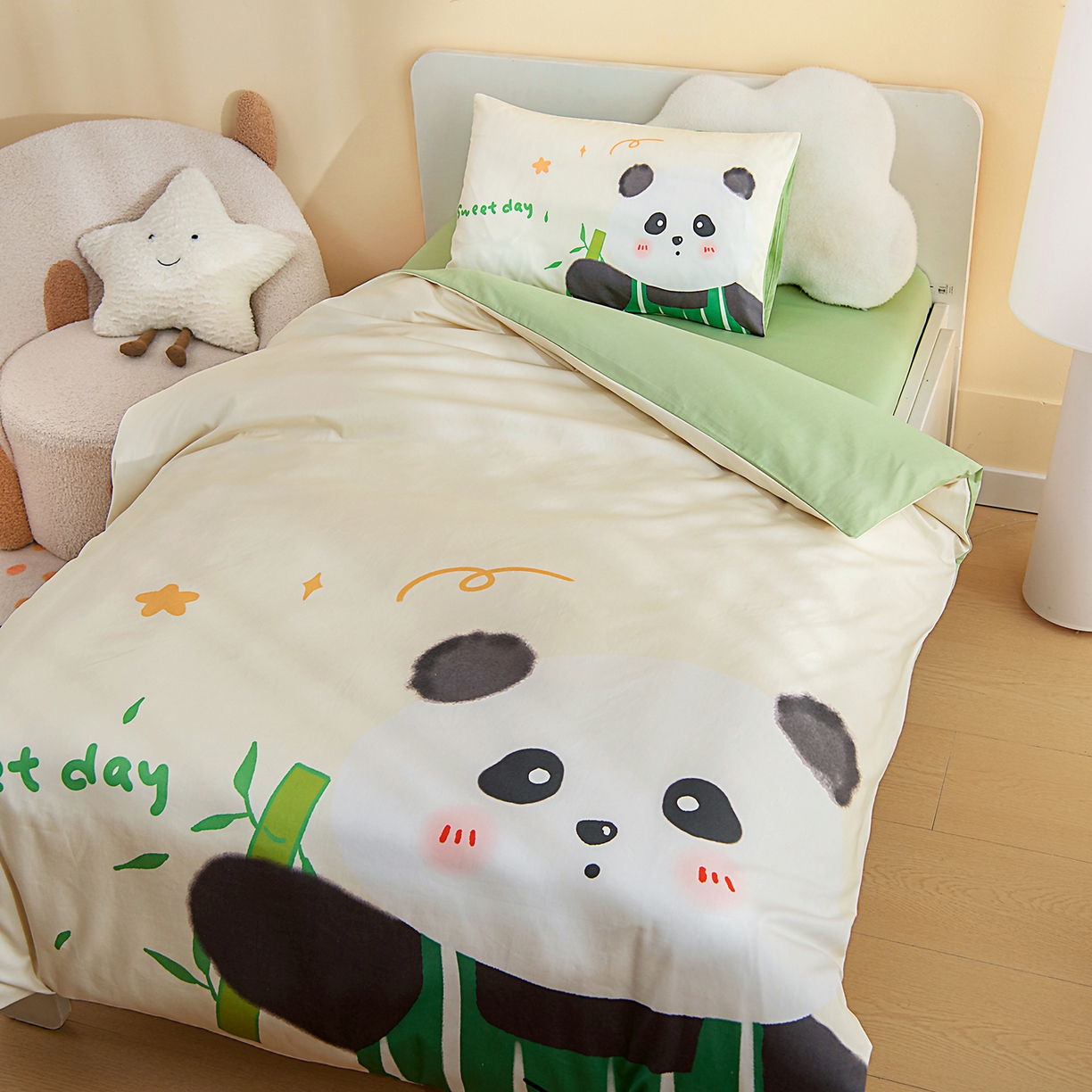 91家纺网 家纺一手货源 找家纺 御棉坊 2026新款A类40S全棉数码印花-萌萌季系列幼儿园儿童套件 萌萌熊猫