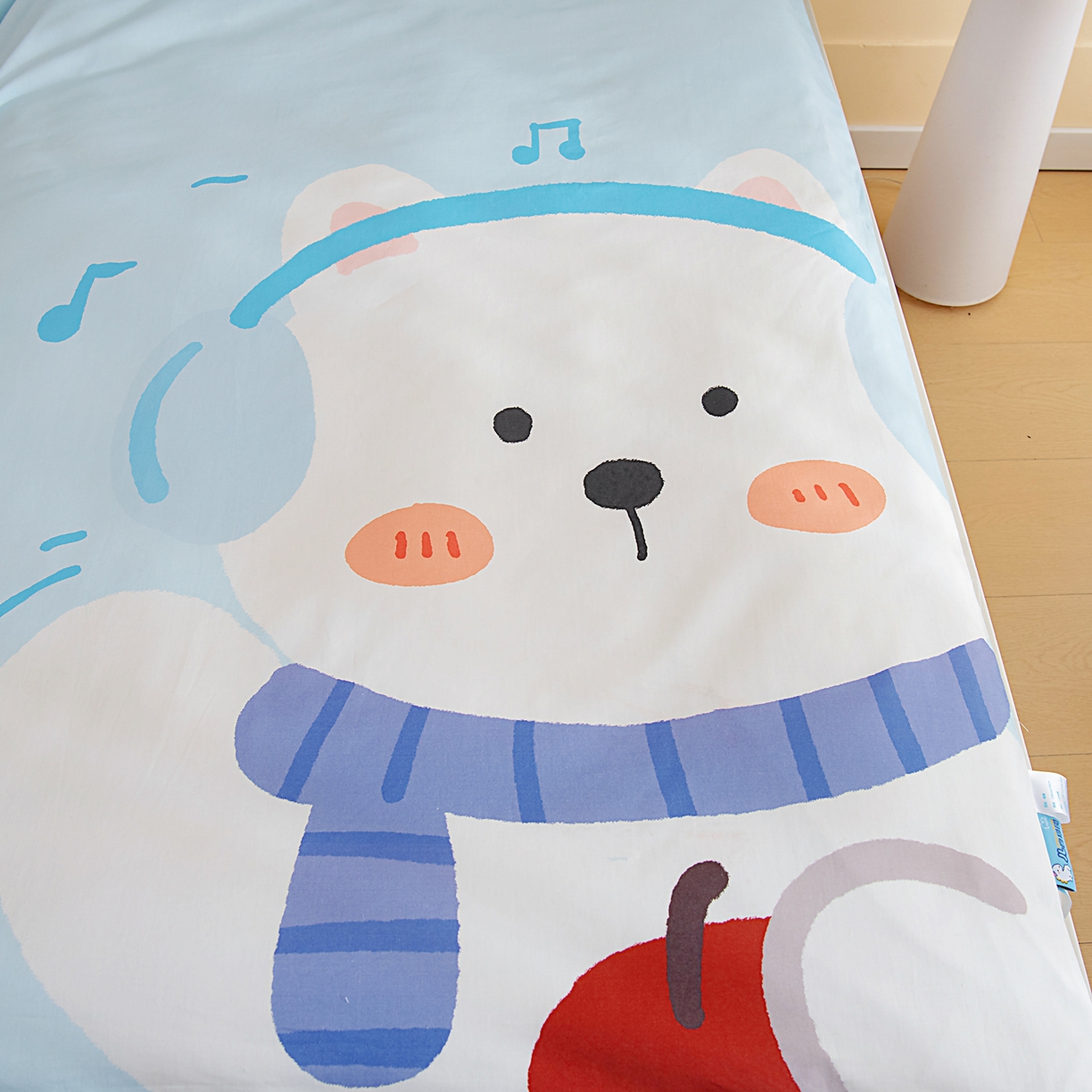 91家纺网 家纺一手货源 找家纺 御棉坊 2026新款A类40S全棉数码印花-萌萌季系列幼儿园儿童套件 萌萌音乐狗