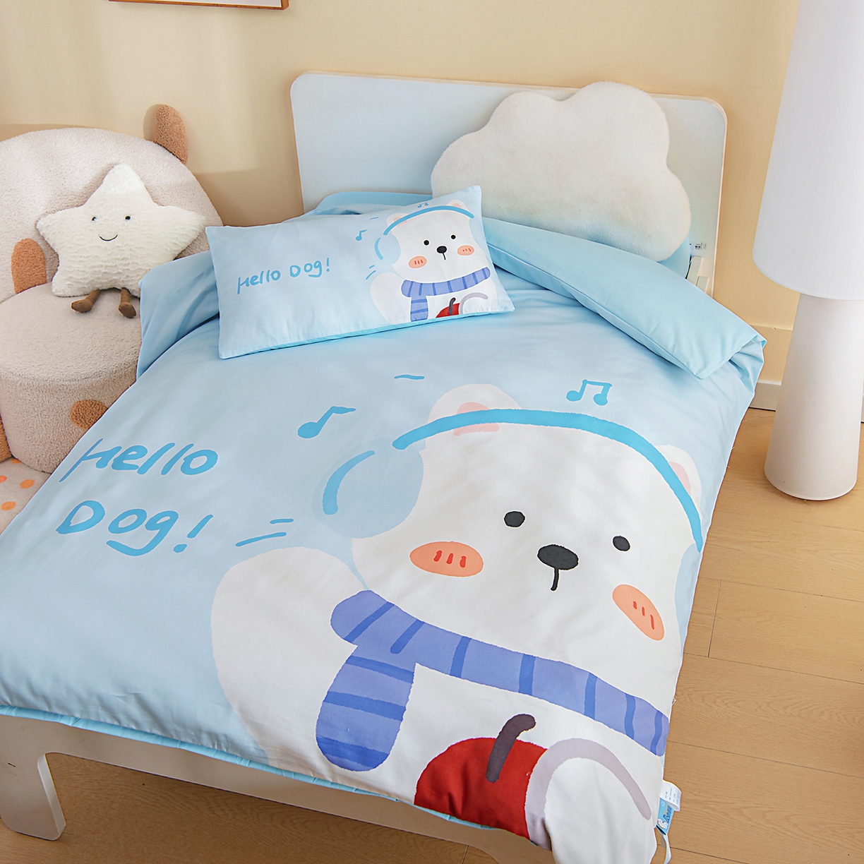 91家纺网 家纺一手货源 找家纺 御棉坊 2026新款A类40S全棉数码印花-萌萌季系列幼儿园儿童套件 萌萌音乐狗