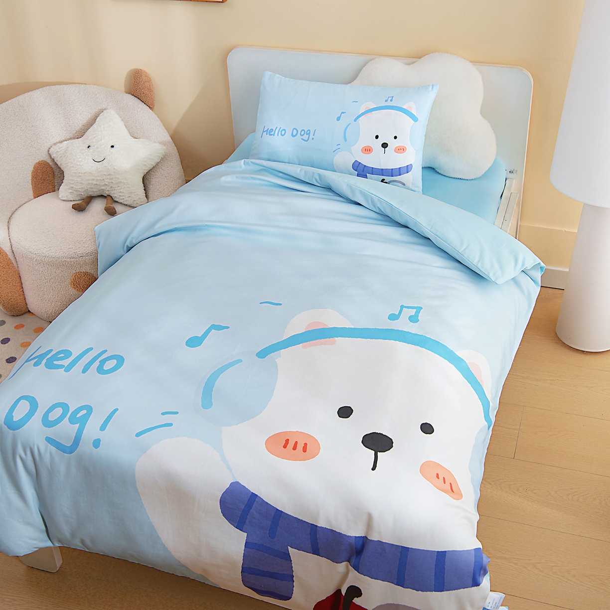 91家纺网 家纺一手货源 找家纺 御棉坊 2026新款A类40S全棉数码印花-萌萌季系列幼儿园儿童套件 萌萌音乐狗