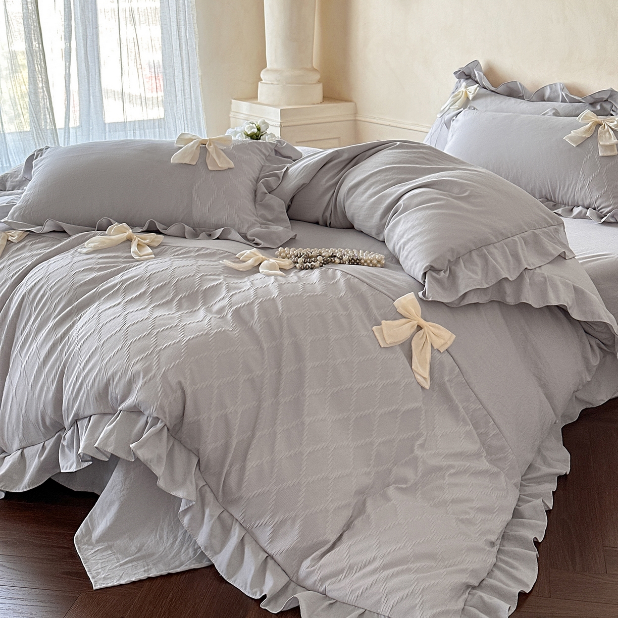 91家纺网 家纺一手货源 找家纺 你好美丽 2026春夏新款水洗棉拼接泡泡纱蝴蝶结花边工艺款四件套 -梦露 梦露灰