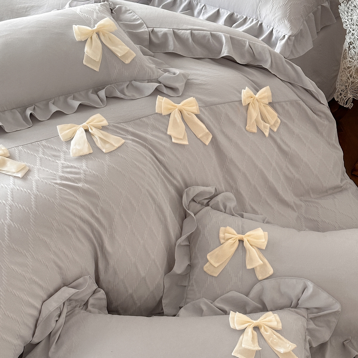 91家纺网 家纺一手货源 找家纺 你好美丽 2026春夏新款水洗棉拼接泡泡纱蝴蝶结花边工艺款四件套 -梦露 梦露灰