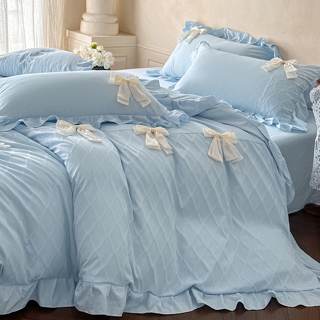 91家纺网 家纺一手货源 找家纺 你好美丽 2026春夏新款水洗棉拼接泡泡纱蝴蝶结花边工艺款四件套 -梦露 梦露兰