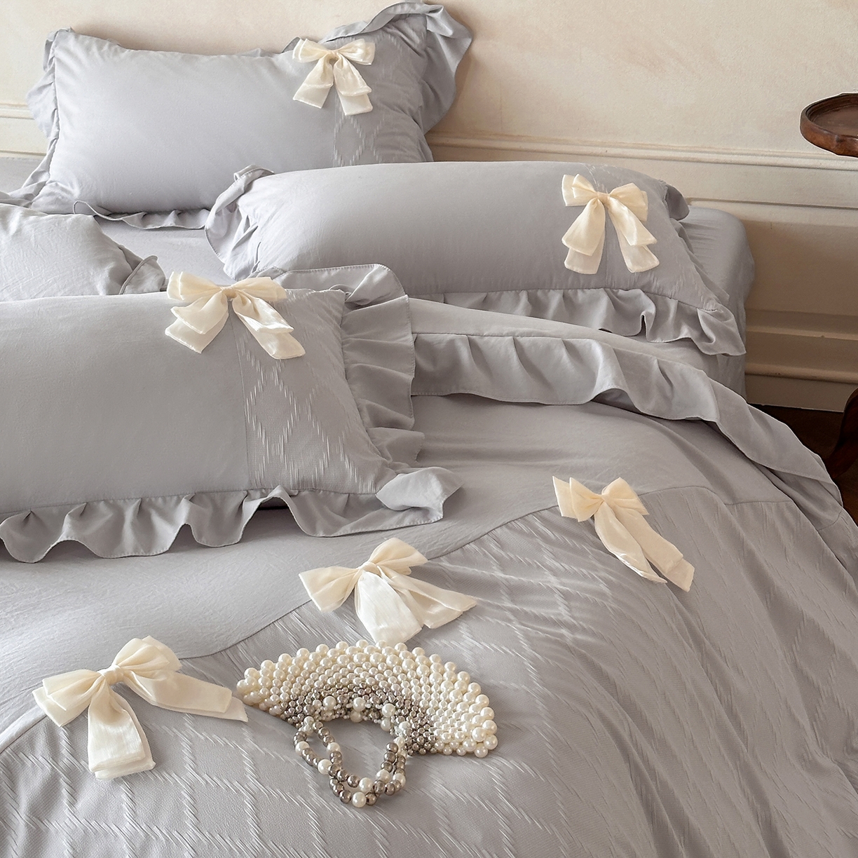 91家纺网 家纺一手货源 找家纺 你好美丽 2026春夏新款水洗棉拼接泡泡纱蝴蝶结花边工艺款四件套 -梦露 梦露灰